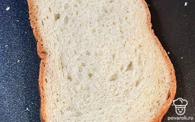 Ломтик хлеба обжариваем на сковороде 4 минуты (на медленном огне).