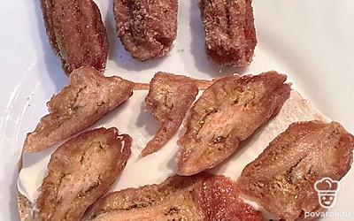 Остывший хлеб смазываем творожным сыром. Вяленые бананы нарезаем кружочками, выкладываем на бутерброд.