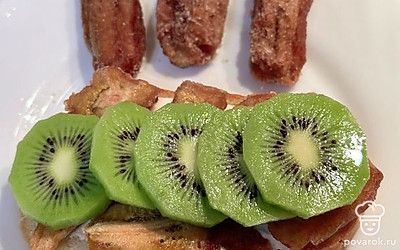 Сверху кладем кружочки очищенного киви.