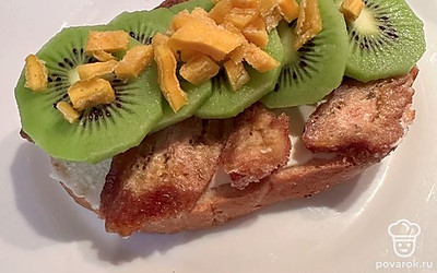 Сушеное манго нарезаем мелкими квадратиками, выкладываем на бутерброд.