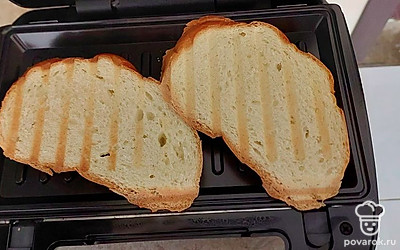Обжариваем хлеб (я это делаю в мультипекаре).