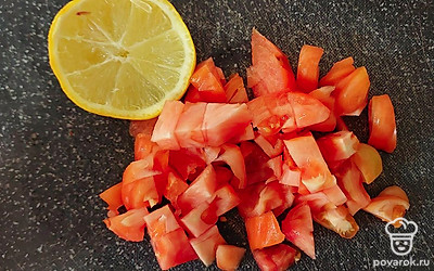 Нарезаем помидор кубикам, солим и сбрызгиваем соком лимона.