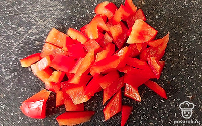 Нарезаем болгарский перец.