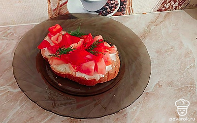 Смазываем хлеб плавленым сыром, сверху выкладываем овощи.