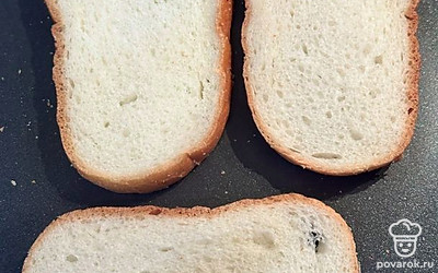 Хлеб обжариваем на сковороде по 2 минуты с каждой стороны (на сильном огне).