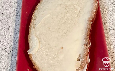 Обжаренный ломтик хлеба смазываем творожным сыром.