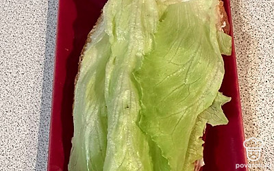 Сверху на бутерброд кладем лист зеленого салата.