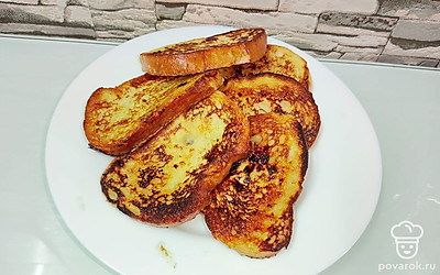 Подавайте гренки горячими с чашкой чая или кофе.