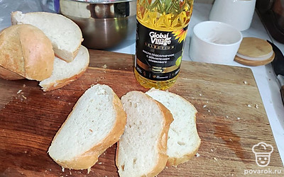 Батон нарежьте на порционные кусочки.