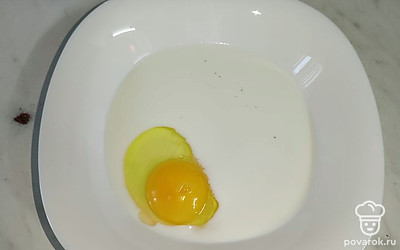 Смешайте молоко, яйцо и сахар. Перемешайте до однородной массы.