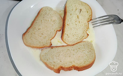 Обмакните каждый кусочек в молочно-яичную смесь.