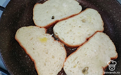 Обжарьте на растительном масле 3-4 минуты. Сверху каждый кусочек посыпьте сахаром.