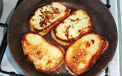 Затем переверните сахарной стороной вниз и обжарьте 1-2 минуты, чтобы сахар карамелизировался.