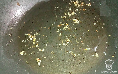 Чесночное масло разогреваем на сковороде.