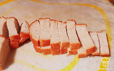 Хлеб нарезаем брусочками.