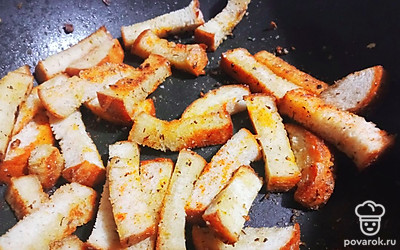 Брусочки обжариваем на чесносном масле с добавлением специй (паприка, острый перец).