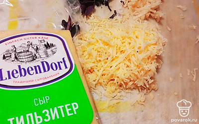 Чеснок и сыр натираем на мелкой терке. Базилик мелко нарезаем и перемешиваем.