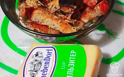 Выкладываем гренки в посуду, пересыпая сырной смесью. Если сыр не расплавился, можно подогреть в микроволновке.