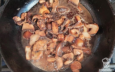 Грибы обжарить на сковороде с небольшим количеством растительного масла 3-5 минут.