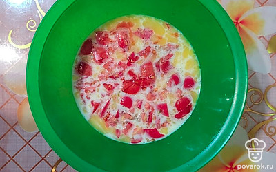 Помидор нарезать небольшими кубиками, добавить в яичную смесь.