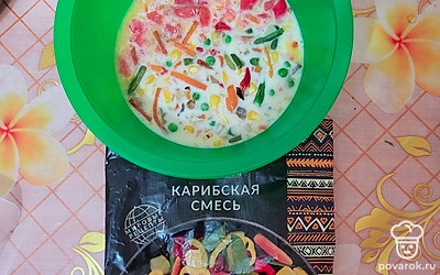 Овощную смесь слегка обжарить на растительном масле на сковороде 3-5 минут, затем добавить в миску к остальным ингредиентам. 