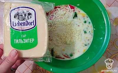 Сыр натереть на мелкой терке, всыпать в яично-овощную смесь, все перемешать.