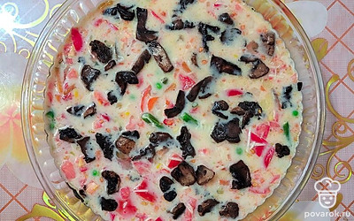 В форму для запекания вылить яично-овощную смесь, добавить грибы. Омлет запекать в духовке при 180 градусах 30 минут.