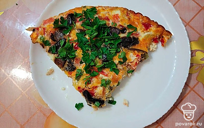 Готовую фриттату нарезать небольшими кусочками. Перед подачей к столу можно присыпать зеленью.