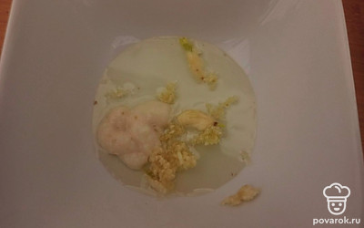 Чеснок пропустите через пресс, смешайте с хреном и подсолнечным маслом.