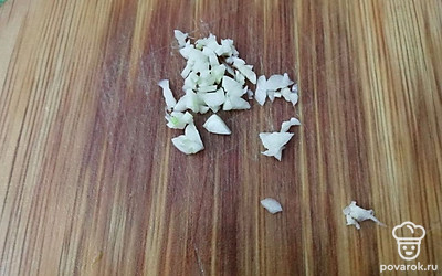 Нарезаем чеснок. 