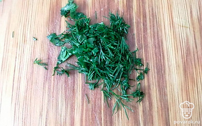 Укроп мелко нарезаем. 