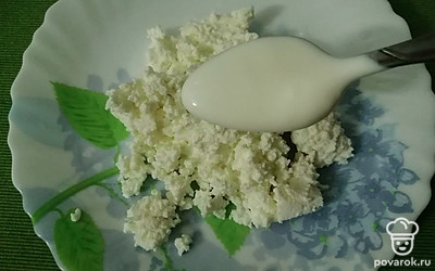 В творог добавляем сметану. 