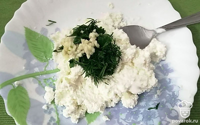 В творог добавляем чеснок и укроп. Хорошо перемешиваем. 