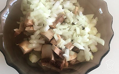 На сковороду наливаем оливковое масло. Лук нарезаем. Если грибы крупные, размораживаем и нарезаем. Обжариваем на среднем огне до готовности.