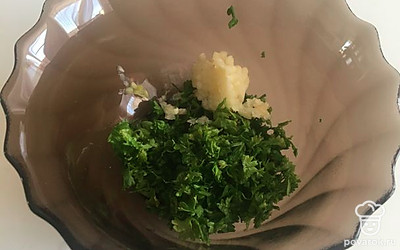 Измельчаем чеснок. Нарезаем зелень. Добавляем к грибам и луку. Тщательно перемешиваем. Добавляем соль и приправы по вкусу.