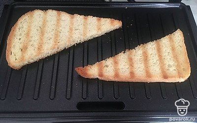 Подсушиваем хлеб.