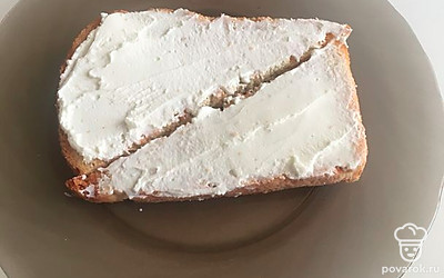 Хлеб смазываем творожным сыром и выкладываем грибы.