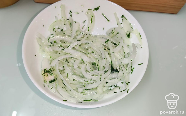 Хрустящий маринованный лук к мясу — Рецепт с фото
