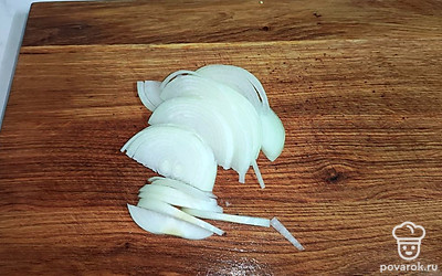 Лук нарежьте тонкими полукольцами.