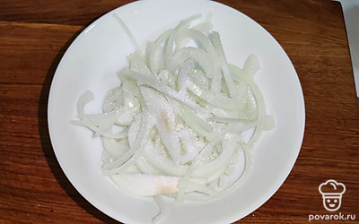 Добавьте соль и сахар, немного помните руками, чтобы лук дал сок.