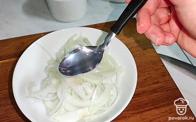 Добавьте уксус к луку.