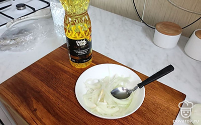 Влейте растительное масло. Перемешайте.