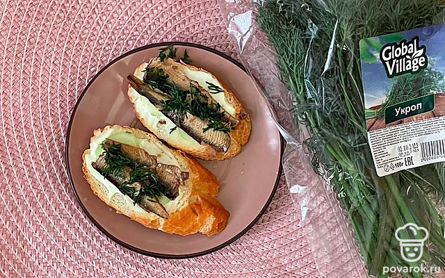 Чесночные тосты со шпротами и свежим огурцом — Рецепт с фото