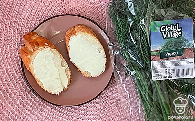 Ломтики хлеба поджарьте на сковороде и натрите зубчиком чеснока.