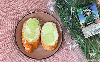 Намажьте на ломтики хлеба майонез, а сверху выложите кружочки огурца.