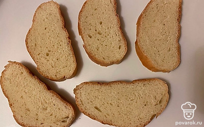 Отрежьте от батона 5 ломтиков белого хлеба толщиной около 1 сантиметра.