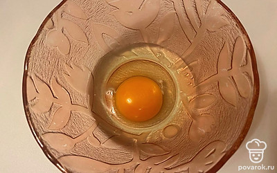В миску разбейте куриное яйцо.
