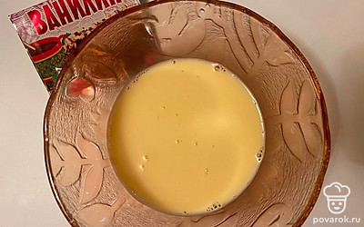 Добавьте в миску пару щепоток ванилина.