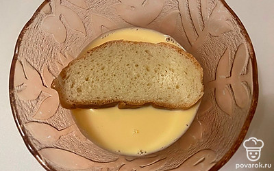 Тщательно окуните хлеб в смесь с двух сторон.