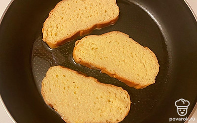 На сковороду налейте масло. Выложите на дно несколько кусочков хлеба. Не нужно жарить все сразу в тесной сковородке. Должно быть свободное пространство, чтобы хлеб было удобнее переворачивать. Обжарьте ломтики (в два подхода) на умеренном огне в течение 15 минут (время 1 подхода). Каждые 3-4 минуты кусочки можно переворачивать.